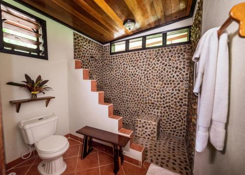 Cristo ReyTable Rock Lodge的一间带卫生间和螺旋楼梯的浴室