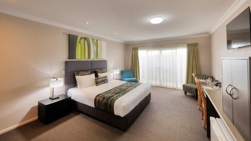 多尔比德罗沃斯汽车旅馆的酒店客房设有一张大床和一间浴室。