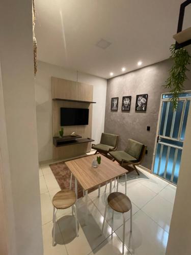 博阿维斯塔Condomínio tranquilo的客厅配有木桌和椅子