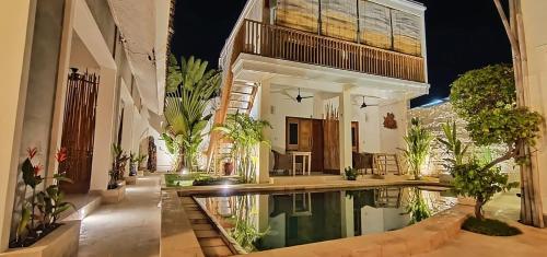 吉利特拉旺安戈林巴纳纳酒店 的大楼前带游泳池的房子