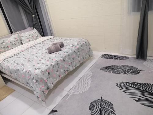 MacangTeratak Sherra Roomstay的一间卧室配有一张床和被子