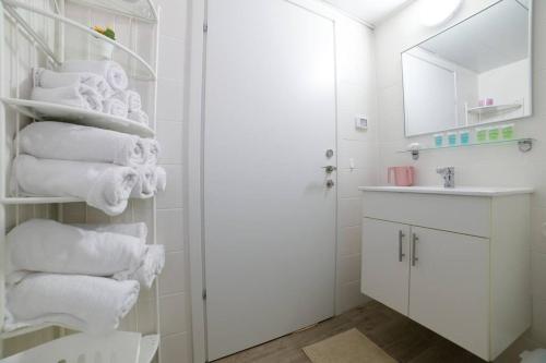 提比里亚אצולת הים - טבריה的浴室提供白色毛巾和水槽。
