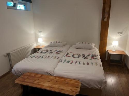 BoskoopChristinahoeve Oude Deel #1的一间卧室配有一张带白色床单的大床
