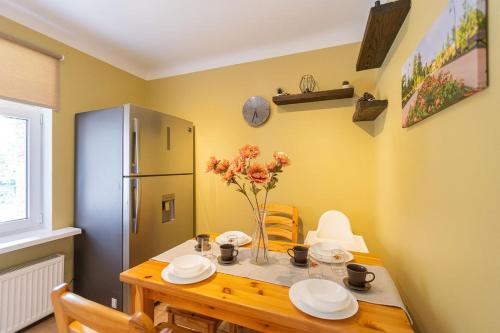 尤尔马拉Schneider hause的厨房配有一张木桌和冰箱