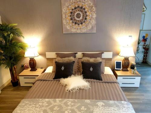 迪拜Melsky Apartment Dubai的一间卧室配有一张带2个床头柜的大床