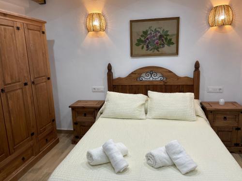 塞古拉 - 德拉谢拉Vivienda Turística Rural Casa Irene的一间卧室配有一张床,上面有两条毛巾