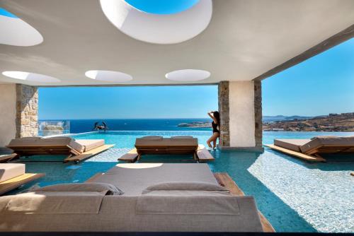 天堂海滩Tropicana Hotel , Suites & Villas Mykonos的美景客房 - 带游泳池及床