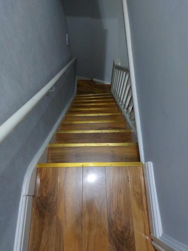 利物浦Hanwell House的空的走廊,铺有木地板,设有楼梯