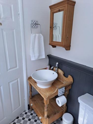 贝弗利Character Beverley Town House的一间带水槽、卫生间和镜子的浴室