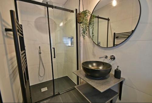 克利夫罗Boutique cottage set in historic town of Clitheroe的一间带一个碗水槽和淋浴的浴室