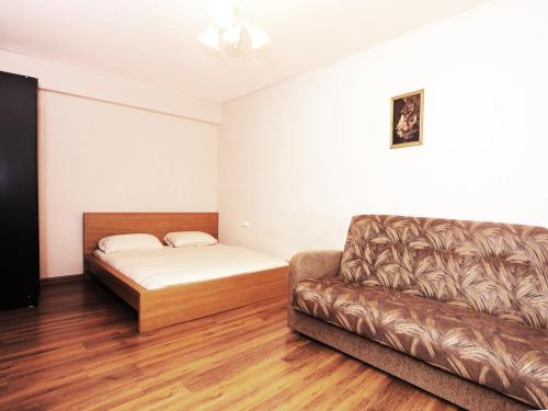 莫斯科乐克诺豪华公寓的客厅配有沙发和1张床