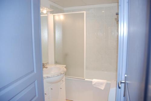 于泽斯奥利威尔尤赛公寓酒店的一间带水槽、卫生间和淋浴的浴室