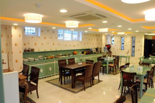 伊斯坦布尔Sarnic Premier Hotel的一间在房间内配有桌椅的餐厅