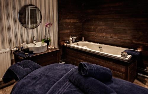 萨勒恩斯阿尔卑斯山酒店的一间浴室