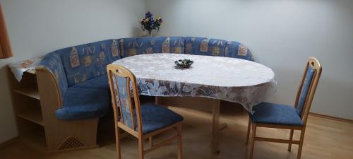 玛利亚采尔Haus Zach的一张桌子、两把椅子和一张桌子及一张白色的桌子