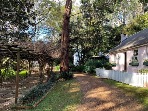 Enchanting Retreat - The English Cottage at Tamborine Mountain外面的花园