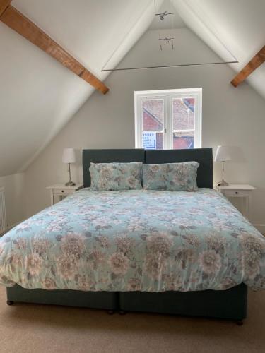 福丁布里奇Roundhill New Forest的一间卧室配有一张带花卉床罩的床