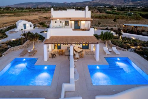 科斯镇Blue Pearls-Adults Only Luxury Suites的享有带2个游泳池的别墅的空中景致