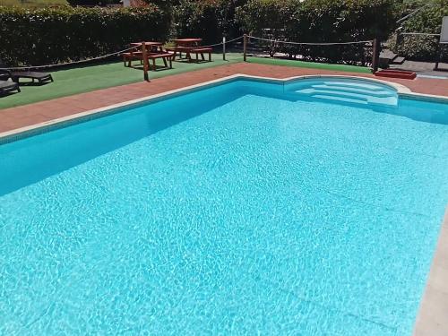 库迪列罗Hotel Vitorio的一个带野餐桌的大型蓝色游泳池