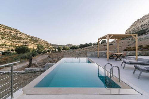 马塔拉Luxury Villas Ammos in Style的山景游泳池