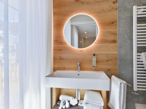 托尔诺泽拜奥公寓式酒店的浴室设有白色水槽和镜子