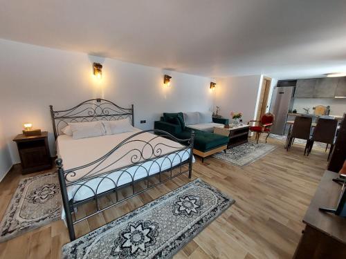 TheológosMaria Tsomou的一间卧室设有一张床和一间客厅。