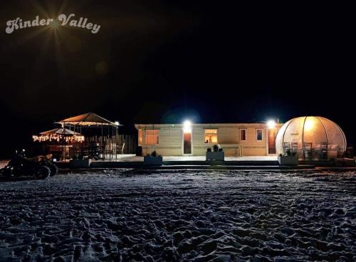 克卢日-纳波卡Kinder Valley Morlaca Cluj的享有大楼和天文台的夜景
