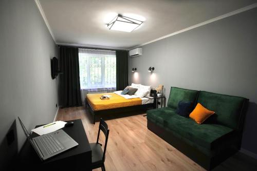 阿拉木图Almaty Aparts的客厅配有沙发和1张床