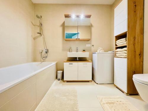TrIIIple Level 31 - Sonnenwohnen Apartment mit fantastischem Ausblick und Parkplatz的一间浴室