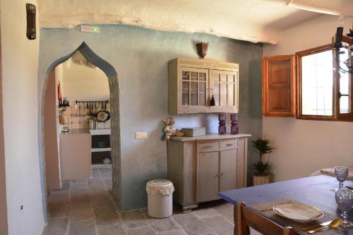 La LosillaLuz de la Luna B&B, Casa Rural的客房内的厨房配有桌子和冰箱