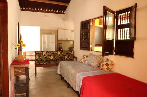 雅帕拉廷加Casa Recanto das Mangueiras Japaratinga - Alagoas的客厅配有床和沙发