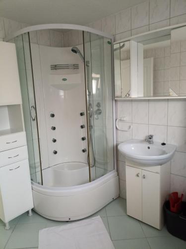 豪伊杜索博斯洛Marcell Apartman的带淋浴和盥洗盆的浴室