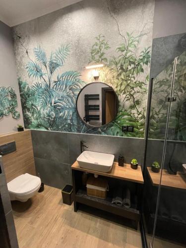 萨诺克Apartament z jacuzzi w centrum Sanoka的一间带水槽和镜子的浴室