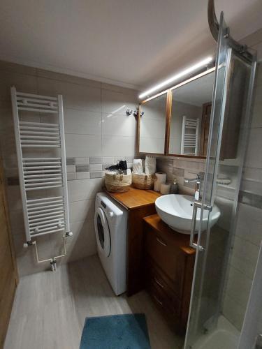 TheológosMaria Tsomou的一间带洗衣机和水槽的浴室