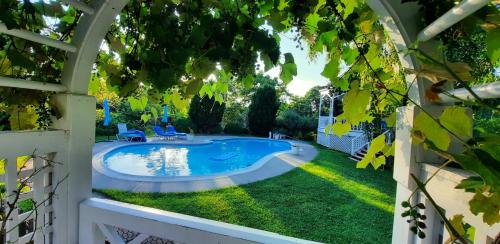 米德尔堡莫德别墅的一个带白色围栏的庭院内的游泳池