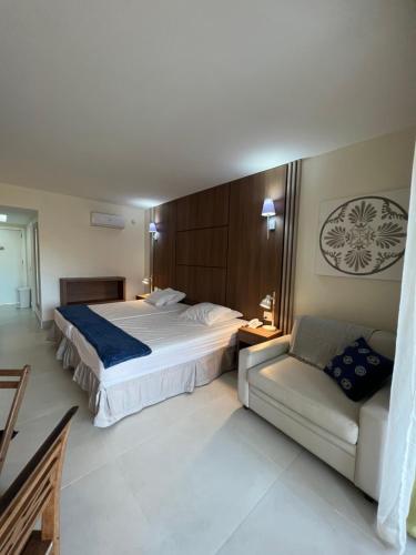 布希奥斯Buzios Beach Resort Residencial super luxo 1307的酒店客房,配有床和沙发