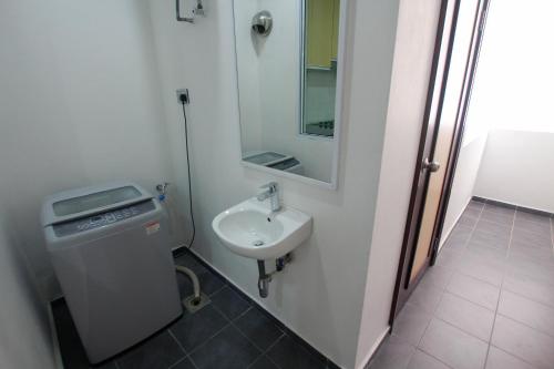米里Imperial Suites Miri , Diamond Tower的一间带水槽和镜子的浴室