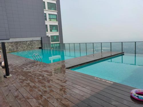 super penthouse stmoritz apartment, lippomall puri indah内部或周边的泳池