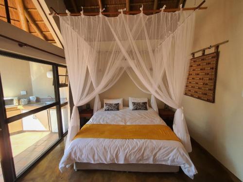 Masorini Bush Lodge客房内的一张或多张床位