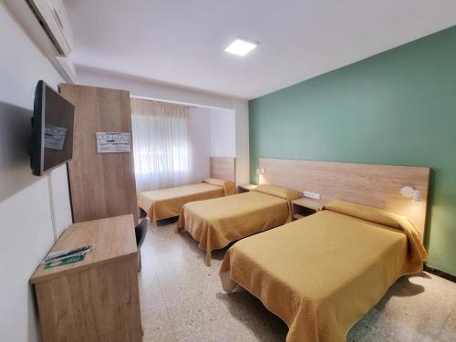 贝尼卡洛贝尔蒙特2号旅馆的客房设有两张床和一台平面电视。