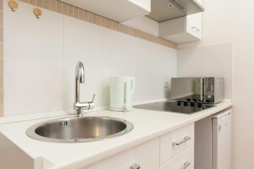 里耶卡Apartment Stara vrata的厨房配有水槽和微波炉
