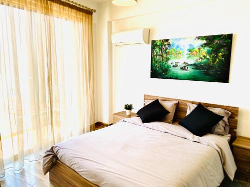 拉纳卡BALI SUITES 202的一间卧室配有一张壁画床