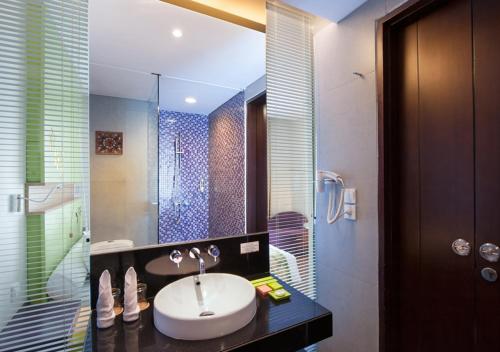 登巴萨巴厘岛登巴萨宜必思尚品酒店的一间带水槽和淋浴的浴室