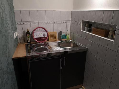 弗赖堡Apartment am Stadtturm的一个带水槽和台面的小厨房