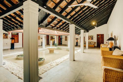 贾夫纳Fox Jaffna的大型客厅设有木制天花板