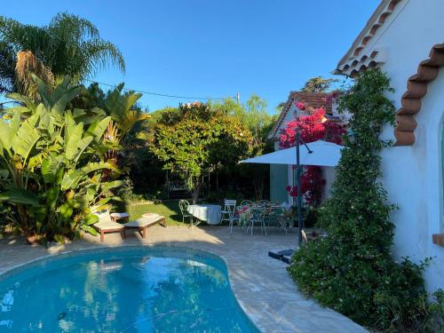 戛纳Blue Dream Cannes Guest House的一座房子后院的游泳池