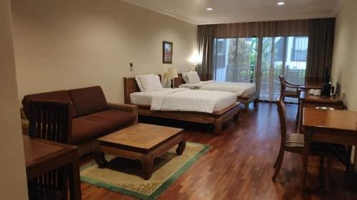 塞贝维塞贝维Spa度假酒店的客厅配有床和沙发
