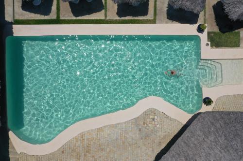 Ambondrona诺西贝酒店及水疗中心的游泳池的顶部景色