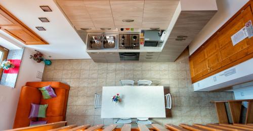 Forni di Sotto多洛米蒂大酒店 的厨房配有2把橙色椅子和炉灶