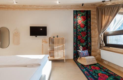 SăcuieuCasa din Vale的一间卧室配有一张床和一个带窗帘的墙壁
